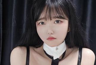 当Aram(아람)在泳池边，原图见证了这个夏天的无聊与快乐
