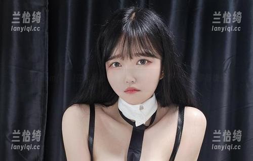 当Aram(아람)在泳池边，原图见证了这个夏天的无聊与快乐