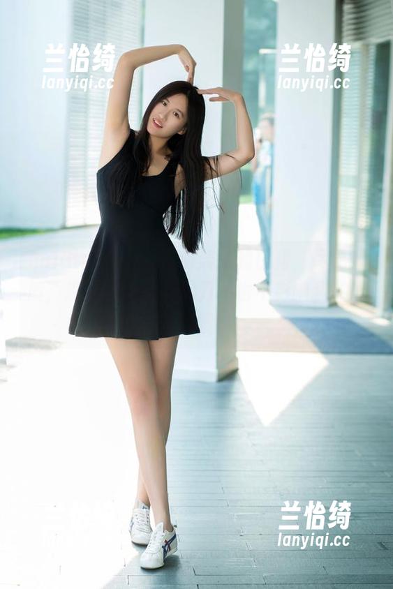 TuiGirl推女郎 - 何奕恋的白裙，尽显气质，没有圣光的斧劈刀，也不影响我关心的程度。