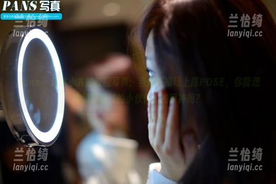 pans - 分享小九的校园写真：当她在操场上摆POSE，你能想象那群路过的小伙伴们的眼神吗？