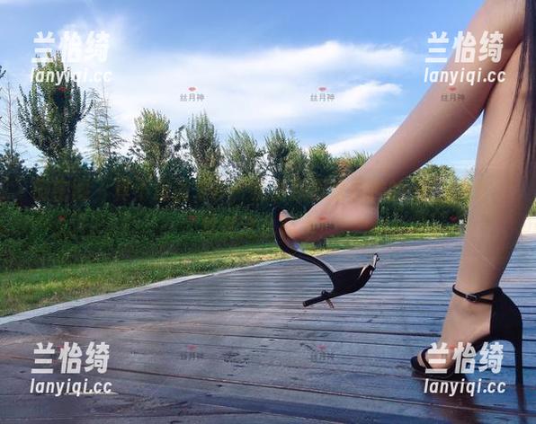 微密圈 - 真不想说太多，免费获取丝月神的天台套图，就是这么简单！