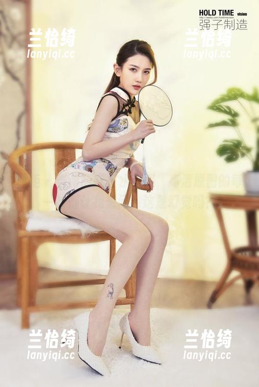 丽柜 - 当甜甜穿上水手服，高清原图的每一帧都让我想问：这是幻觉吗？