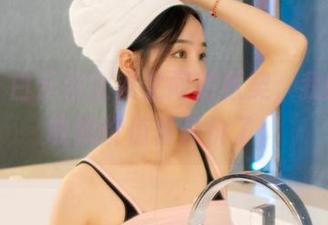 丽柜 – 白云与女友之间的默契，我的原图收藏价值再升价了！