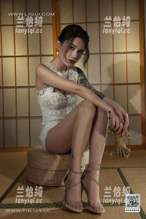 丽柜 - 私房写真里的肖肖网袜：谁能拒绝这种诱惑？