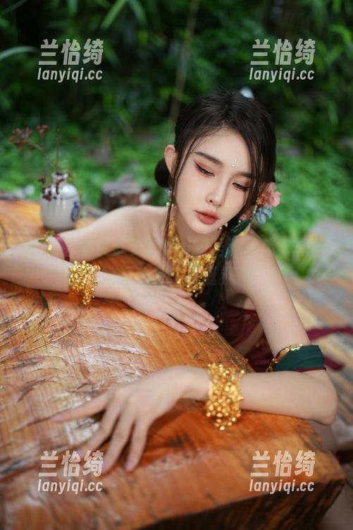 不想错过余多多Dudu的圣诞特辑，快来分享她的独家“圣诞氛围”！