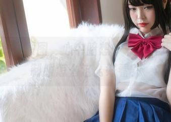 翻阅高清原图，心中暗想——你烨烨那身制服怎么这么好看？