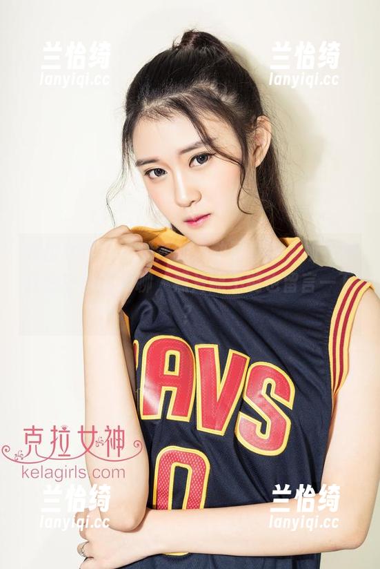 克拉女神 - 在瑞莎的运动写真中，所有动作似乎都在闲聊，照片能不能也留言一下？