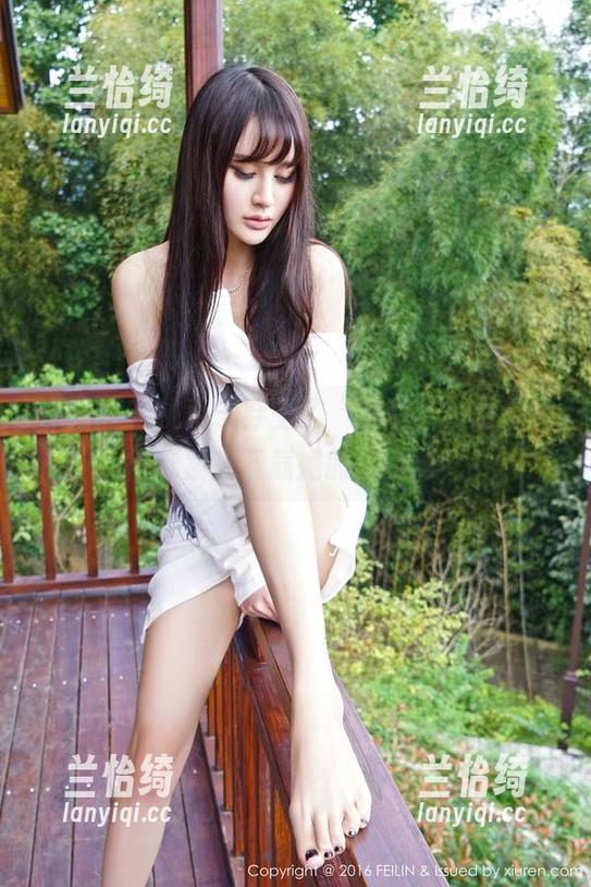 嗲囡囡 - 桃香子穿上了“套装”，是不是得赶紧来下载她的写真啊？