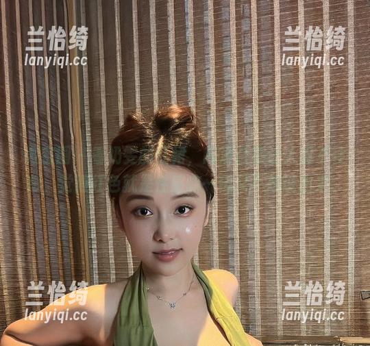 微密圈 - 看奶雯的红裙，高清合集让人忍不住想，觉得红色就是性感嘛…但又不想说出来。