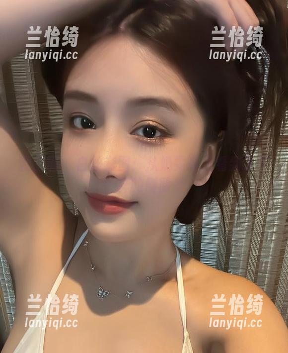 奶雯 微密圈 - 白丝套图:从奶雯身上看到了不一样的侧脸美
