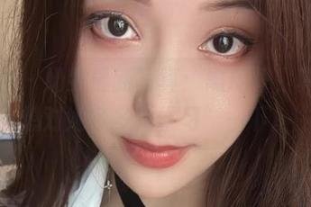 微密圈 – 奶雯最新写真：黑皮裙，真让人想对她多多“学习”一下。