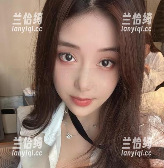 微密圈 - 奶雯最新写真：黑皮裙，真让人想对她多多“学习”一下。