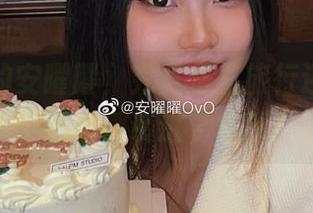 合集里的安曜曜，究竟是去旅行还是把整个热情都装进了相机？