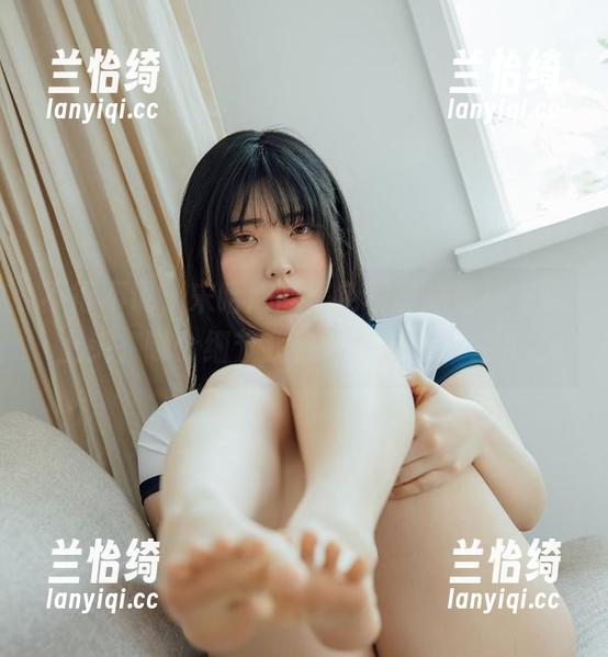 不得不说，宋哈娜的黑色写真精选得有点上头，哪个细节我都想多停留一会儿。