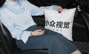 小众视觉 – 蓉蓉在线自拍图集，不知道她这次又发了什么奇葩poses。