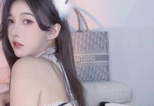 皮衣在小小奶瓶儿身上，在线写真让人忍不住多看几眼