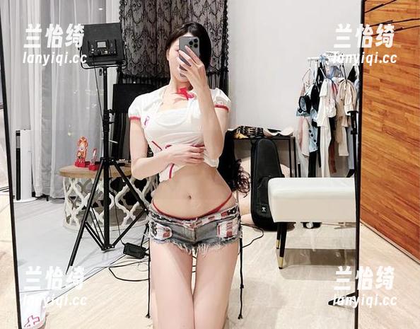 微密圈 - 软萌形象与无圣光的碰撞，小玉吃果冻的欢乐合集
