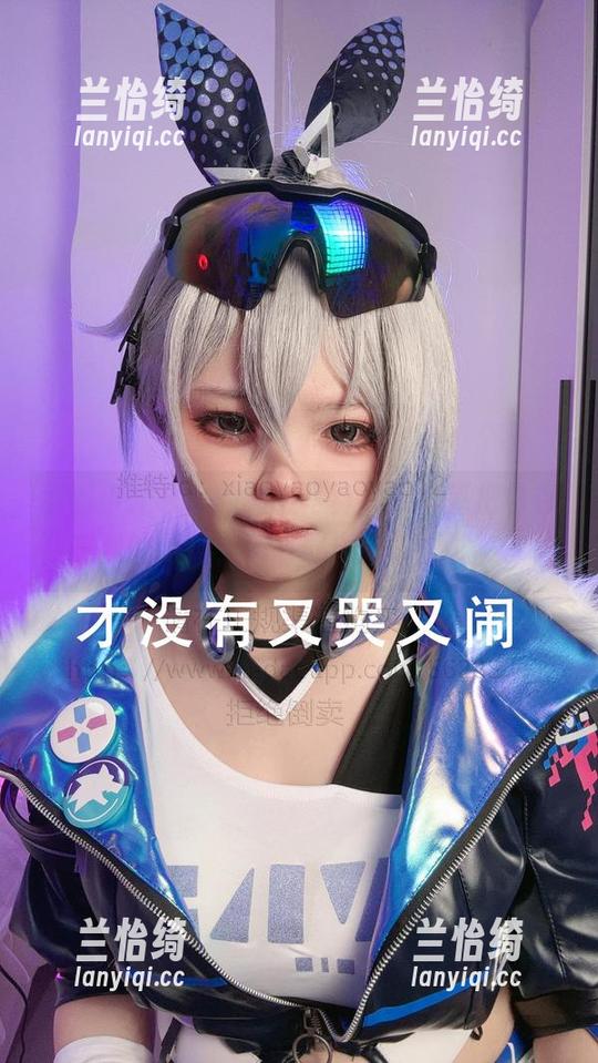 看到小瑶幺幺的制服写真，我打算把它存进我的网盘，随时取出来‘面试’。
