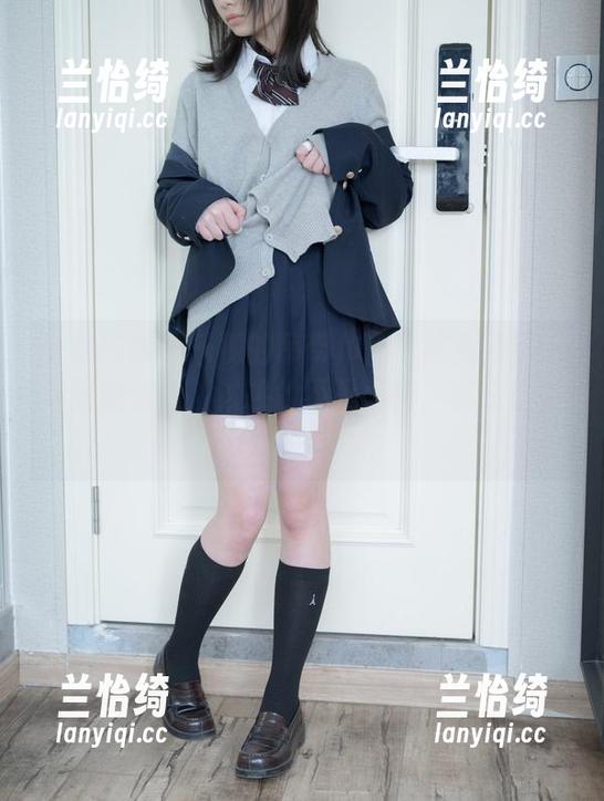 少女秩序 - 乐栀的吊带作品让我重新审视桌面的壁纸，该换的不是爱情，而是这美丽。