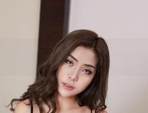 尤物馆 – 藏在壁纸里的棉花糖：FoxYini孟狐狸的女孩写真欢快登场！