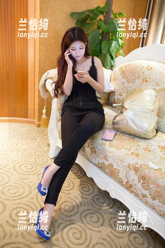 推女郎 - 开启Yu佳妮的长腿写真，脚踝与视线的优雅博弈。