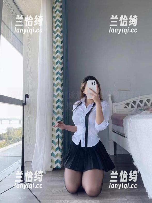 微密圈 - 洁己u：泳池刮风时分的辣妹自拍大公开——浪花与美图的碰撞！