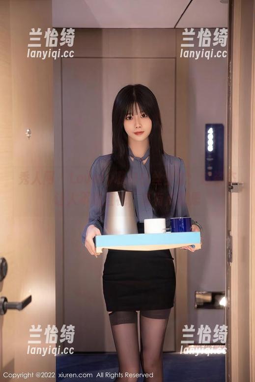 秀人网 - Lovely璐璐白丝全套：这姿态让人不敢直视，真有点意思