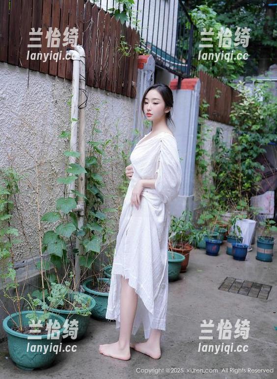 秀人网 - 这组写真真有意思，安琪Yee和海边，有种说不出的遐想