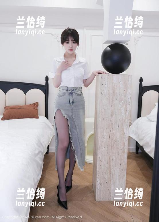 秀人网 - 是小逗逗的私拍：女仆装不是人人能驾驭，但这姑娘就像复活的动画角色～