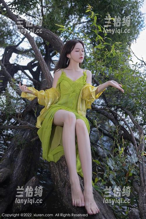 秀人网 - 月野兔美妞，新白丝图包！等不及想看你惊艳的反应了！