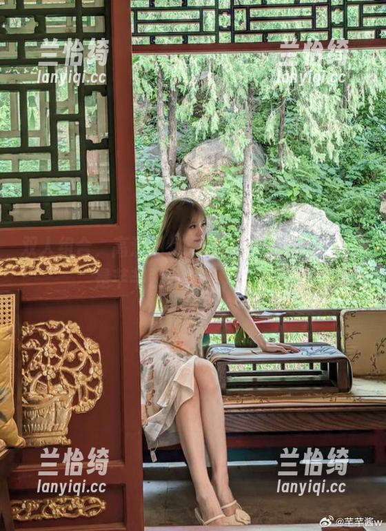 双人组合，高清图包：你以为是攀岩，其实是芊芊酱w在努力摆拍。
