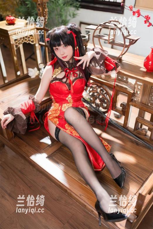 花铃Hana的婚纱潮流，原图其实还算平易近人，下载的话请自备想象力。