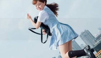 菠萝社 – 在线探班柳侑绮的职业装，真想知道真正的工作心态是什么样。