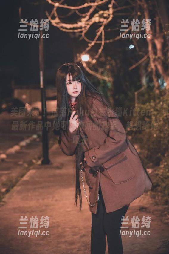 落落Raku 美图来了!落落Raku白衣小猫Kitten,最新作品中她可是撒娇的高手,超想给她喂鱼。