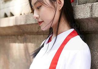 蜜桃社 – 萌美Moemi照片中的秘书形象，看完让我贼想当她的客户，呃…