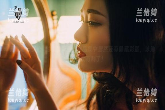 轰趴猫 - 梦心玥的泳池风潮：作品集中居然还有隐藏彩蛋，泳池边的浪花太有料了！