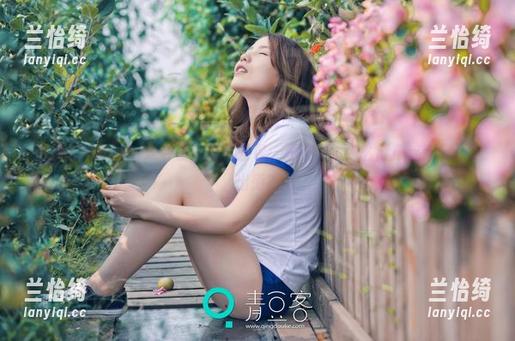 青豆客 - Akiki朱若慕白衬衫图包：我在想，怎么能把这个样子穿出街？