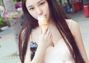 青豆客 – 岑苑之barbiebaby的写真，腿长得好像可以直接劈叉了吧？