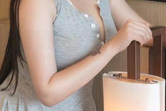 青豆客 – 看赵伊彤如何在睡衣里拍出写真，不小心打破我对‘床’的执念！