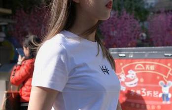 魔镜街拍 – 这个最新写真集真让人眼前一亮！婷婷的白色吊带裙和黑丝美腿，你确定不想多看几眼？