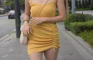 魔镜街拍的这组图片，OL制服黑丝的全套让我脑海里有个小小疑问。