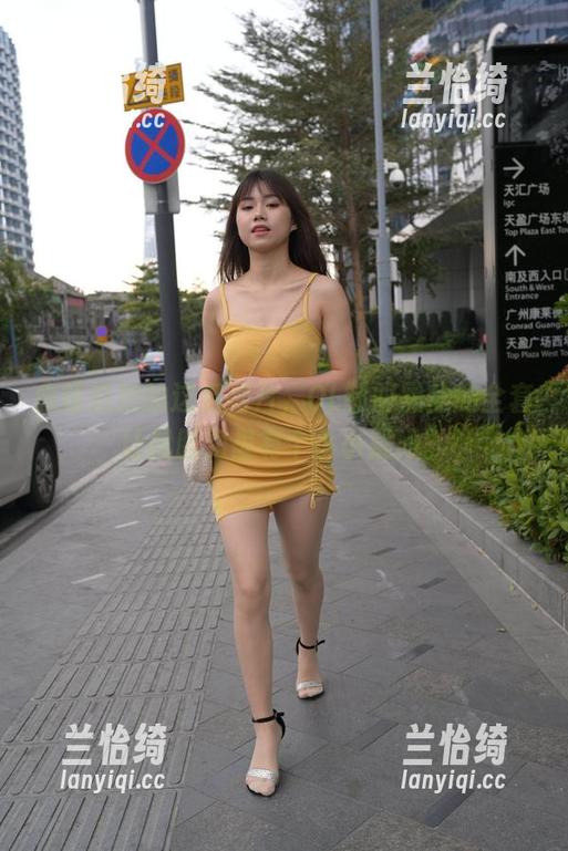 魔镜街拍的这组图片，OL制服黑丝的全套让我脑海里有个小小疑问。